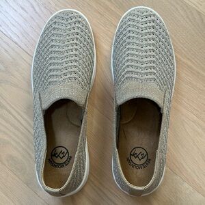 White Mountain Women’s Courage Shoes.  Size 9.  Color gold/fabric